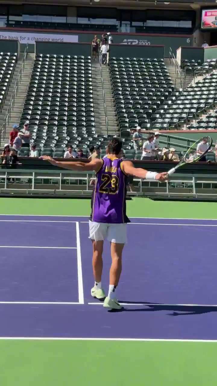 OD体育官网-致敬传奇！阿尔卡拉斯再次身穿詹姆斯23号球衣训练备战公开赛