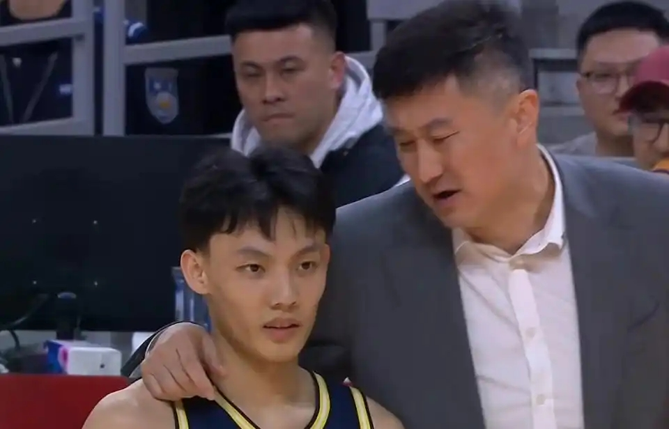 韦德体育网址-广东主场遭40分血洗！全队三分35中5+17失误，胡明轩徐杰16中1