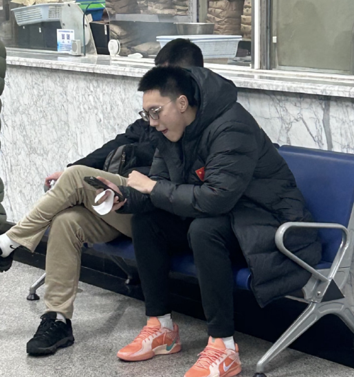 OD体育网站-贺希宁曝光胡明轩无缘世预赛原因：膝伤复发 回国第一时间去医院